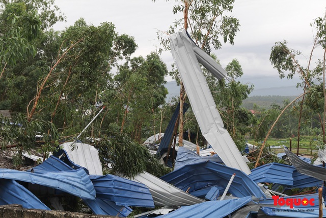 Vĩnh Phúc: Hiện trường tan hoang sau vụ lốc xoáy kinh hoàng khiến  hơn 20 người bị thương vong - Ảnh 10.