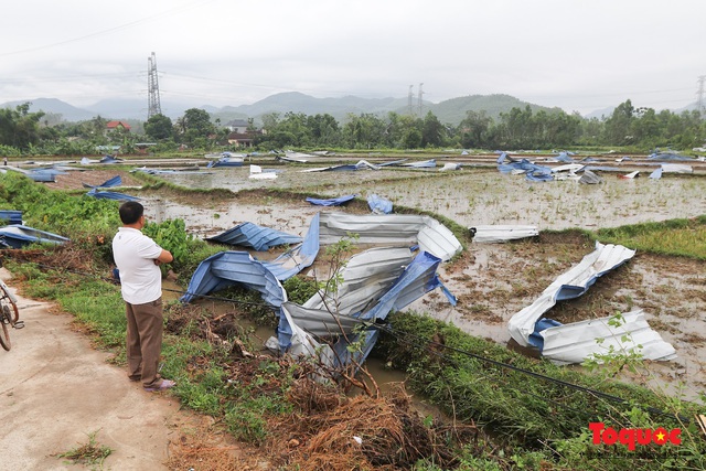 Vĩnh Phúc: Hiện trường tan hoang sau vụ lốc xoáy kinh hoàng khiến  hơn 20 người bị thương vong - Ảnh 9.