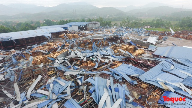 Vĩnh Phúc: Hiện trường tan hoang sau vụ lốc xoáy kinh hoàng khiến  hơn 20 người bị thương vong - Ảnh 4.