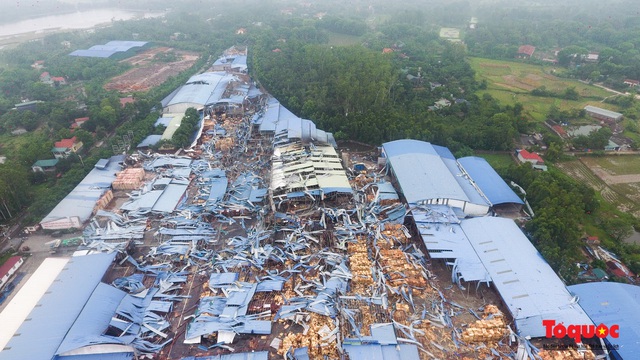 Vĩnh Phúc: Hiện trường tan hoang sau vụ lốc xoáy kinh hoàng khiến  hơn 20 người bị thương vong - Ảnh 1.