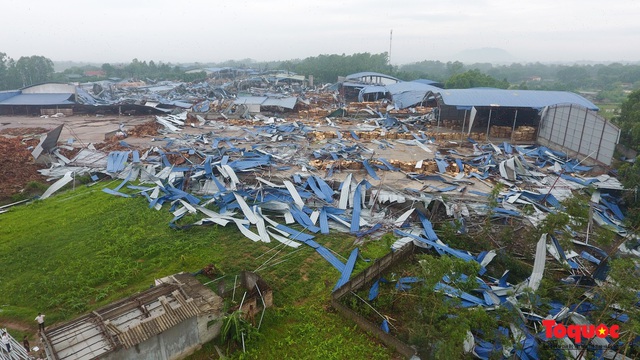 Vĩnh Phúc: Hiện trường tan hoang sau vụ lốc xoáy kinh hoàng khiến  hơn 20 người bị thương vong - Ảnh 3.