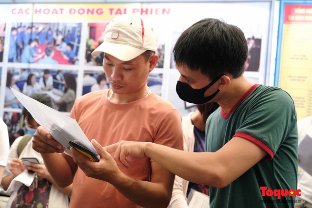 Hà Nội: Hàng trăm người xếp hàng từ sáng sớm làm thủ tục hưởng trợ cấp thất nghiệp sau Covid -19 - Ảnh 3. Hà Nội: Hàng trăm người xếp hàng từ sáng sớm làm thủ tục hưởng trợ cấp thất nghiệp sau Covid -19 - Ảnh 3.