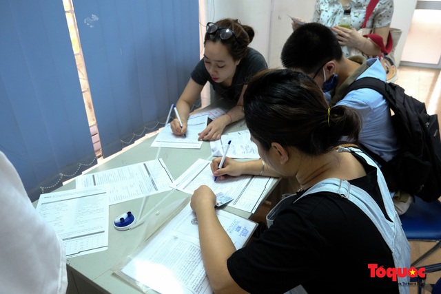 Hà Nội: Hàng trăm người xếp hàng từ sáng sớm làm thủ tục hưởng trợ cấp thất nghiệp sau Covid -19 - Ảnh 9. Hà Nội: Hàng trăm người xếp hàng từ sáng sớm làm thủ tục hưởng trợ cấp thất nghiệp sau Covid -19 - Ảnh 9.