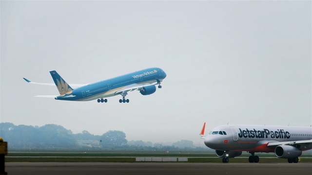 Sân bay Tân Sơn Nhất tạm thời đóng cửa đến sau 17h chiều nay sau sự cố máy bay lăn lệch đường băng - Ảnh 1.