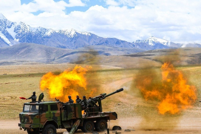 Giữa lúc căng thẳng với Ấn Độ leo thang, Trung Quốc tập trận bắn đạt thật tại Tây Tạng - Ảnh 1.