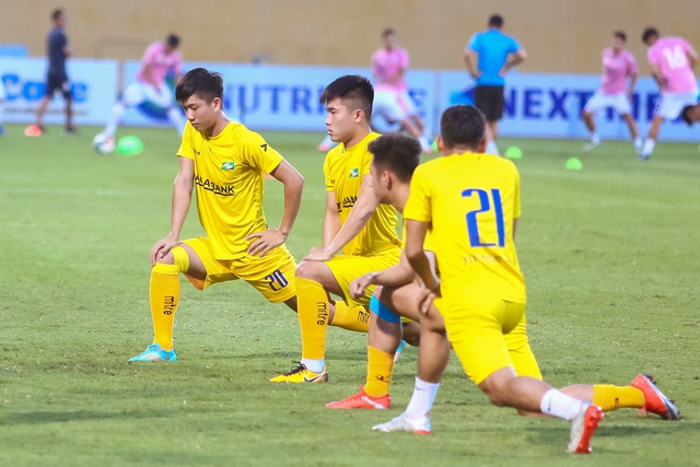 [Chùm ảnh] Phan Văn Đức giữ vững phong độ, cùng đồng đội trong ngày đánh bại Hà Nội FC trên sân nhà - Ảnh 1.