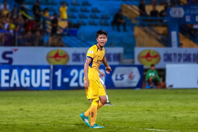 [Chùm ảnh] Phan Văn Đức giữ vững phong độ, cùng đồng đội trong ngày đánh bại Hà Nội FC trên sân nhà - Ảnh 7.