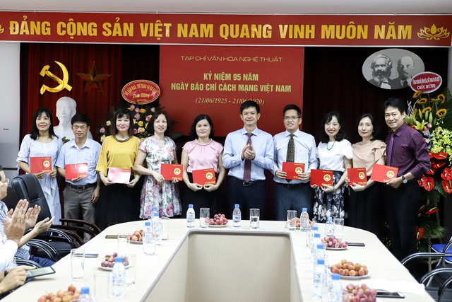 Thứ trưởng Bộ VHTTDL Lê Quang Tùng chúc mừng các cơ quan báo chí nhân ngày 21/6 - Ảnh 9.