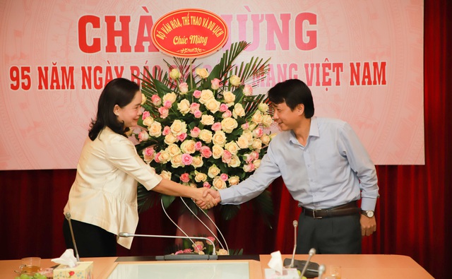 Thứ trưởng Bộ VHTTDL Trịnh Thị Thủy chúc mừng các cơ quan báo chí - Ảnh 2.