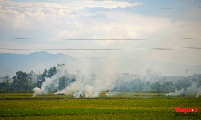 Nông dân lại đốt rơm rạ, khói bụi đang bủa vây ngoại thành Hà Nội - Ảnh 13.