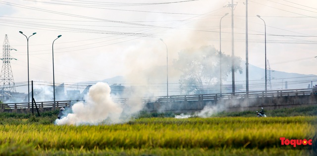 Nông dân lại đốt rơm rạ, khói bụi đang bủa vây ngoại thành Hà Nội - Ảnh 8.