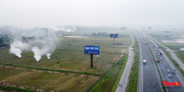 Nông dân lại đốt rơm rạ, khói bụi đang bủa vây ngoại thành Hà Nội - Ảnh 11.