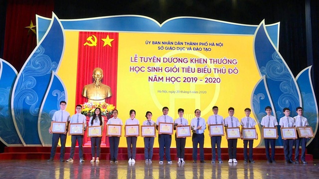 Hà Nội tuyên dương 509 học sinh giỏi tiêu biểu của Thủ đô - Ảnh 1.