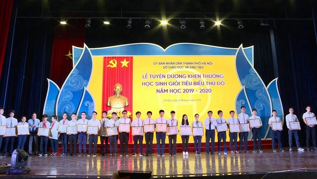 Hà Nội tuyên dương 509 học sinh giỏi tiêu biểu của Thủ đô - Ảnh 3.