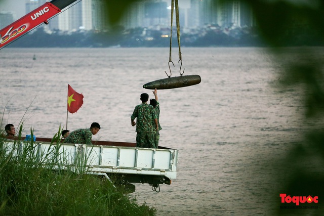 Cận cảnh quá trình trục vớt quả bom nằm dưới sông Hồng gần cầu Long Biên - Ảnh 9.
