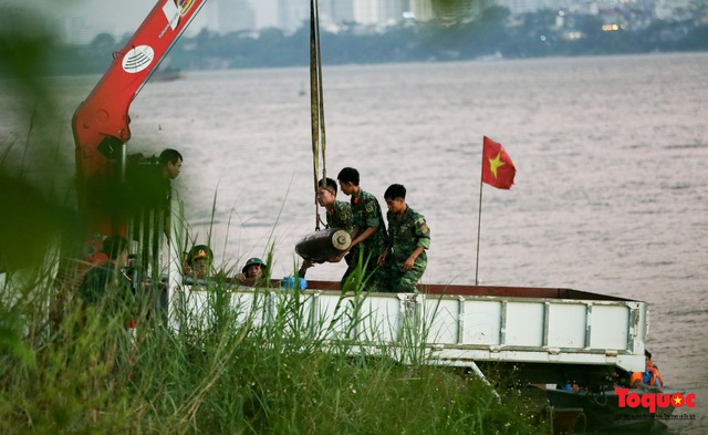 Cận cảnh quá trình trục vớt quả bom nằm dưới sông Hồng gần cầu Long Biên - Ảnh 11.