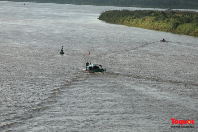 Cận cảnh quá trình trục vớt quả bom nằm dưới sông Hồng gần cầu Long Biên - Ảnh 2.