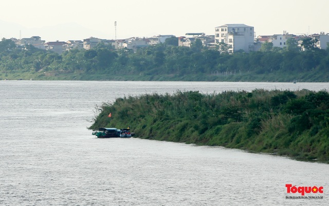 Cận cảnh quá trình trục vớt quả bom nằm dưới sông Hồng gần cầu Long Biên - Ảnh 1.