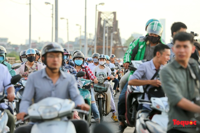 Cận cảnh quá trình trục vớt quả bom nằm dưới sông Hồng gần cầu Long Biên - Ảnh 5.