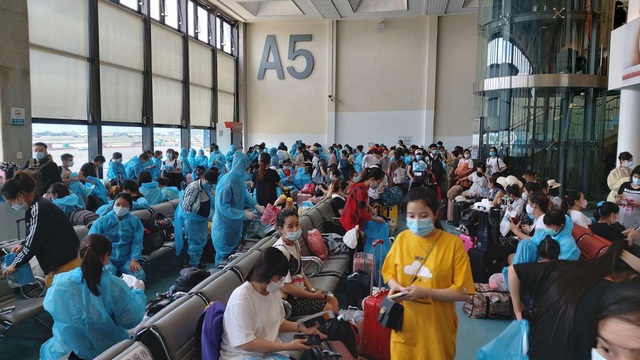 343 công dân Việt từ Đài Loan về nước an toàn - Ảnh 1.
