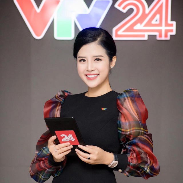 Hải Vân - BTV trẻ nhất VTV24 sở hữu gu thời trang sành điệu toàn hàng hiệu - Ảnh 1.