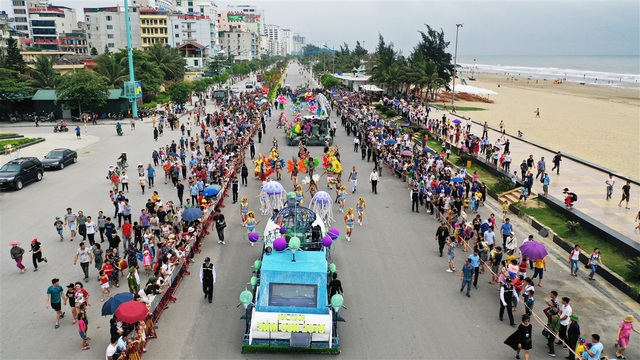 Lễ hội Du lịch Biển Sầm Sơn 2020 mở màn sôi động với Carnival đường phố rực rỡ - Ảnh 1.