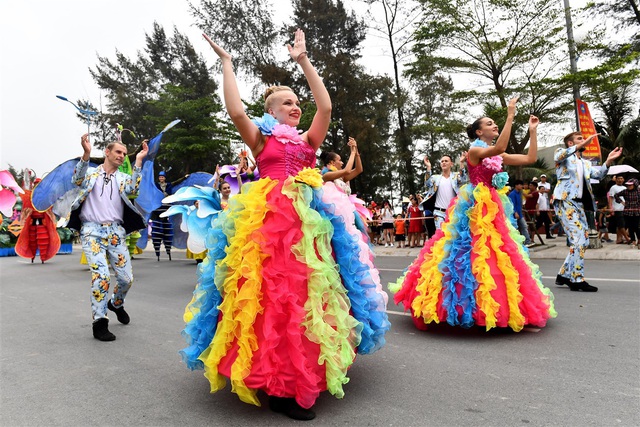 Lễ hội Du lịch Biển Sầm Sơn 2020 mở màn sôi động với Carnival đường phố rực rỡ - Ảnh 4.