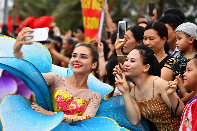 Lễ hội Du lịch Biển Sầm Sơn 2020 mở màn sôi động với Carnival đường phố rực rỡ - Ảnh 7.
