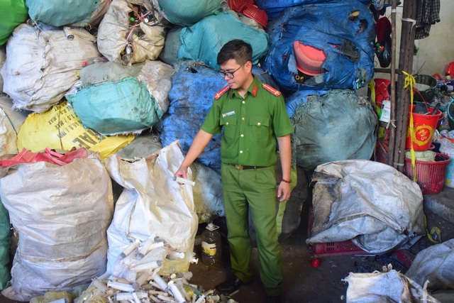 Huế: Kiểm tra cơ sở phế liệu, phát hiện nhiều bao tải rác thải y tế - Ảnh 1.