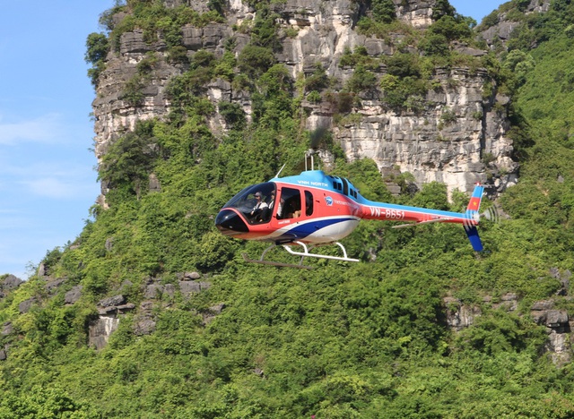 Độc đáo Tour trải nghiệm dịch vụ ngắm cảnh Tràng An bằng máy bay trực thăng Bell 505 - Ảnh 1.
