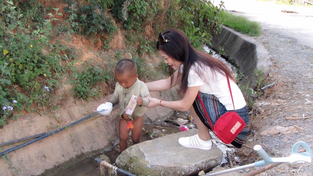 Cô gái còn một chân sau tai nạn giao thông truyền cảm hứng sống đến người nghèo, người khuyết tật - Ảnh 4.