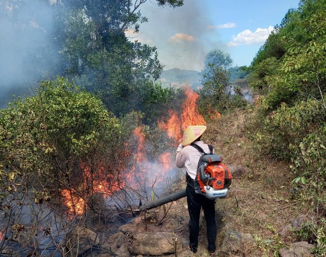 Nghệ An: Hàng nghìn người đang căng mình chữa cháy rừng suốt 14 giờ đồng hồ - Ảnh 3.