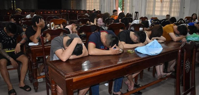 Kiểm tra quán karaoke ở Quảng Trị, công an phát hiện 30 người dương tính với ma túy - Ảnh 2.