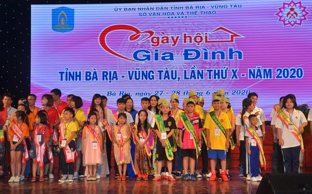 Trao giải cho các gia đình xuất sắc tại Ngày hội Gia đình tỉnh Bà Rịa-Vũng Tàu lần thứ X năm 2020 - Ảnh 1.
