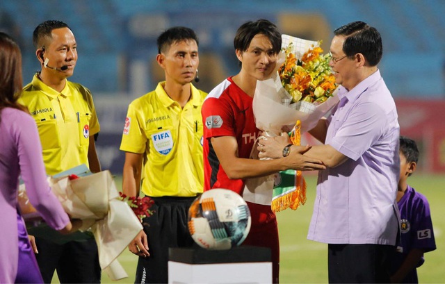 Bí thư Thành ủy Hà Nội Vương Đình Huệ tặng hoa cầu thủ Hà Nội FC, HAGL, chúc mừng sự trở lại của V-League - Ảnh 1.