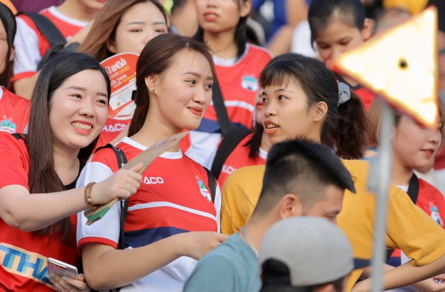 Đại chiến Hà Nội FC - HAGL: Khán giả phủ kín sân Hàng Đẫy - Ảnh 2.