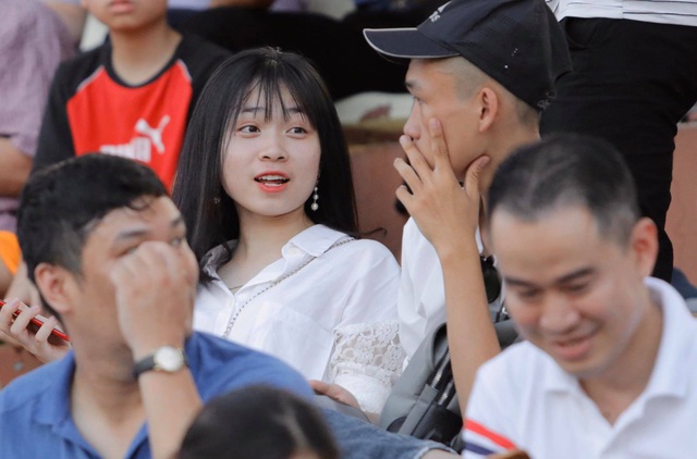 Đại chiến Hà Nội FC - HAGL: Khán giả phủ kín sân Hàng Đẫy - Ảnh 1.