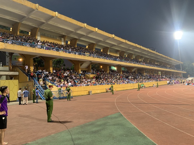 Đại chiến Hà Nội FC - HAGL: Khán giả phủ kín sân Hàng Đẫy - Ảnh 10.