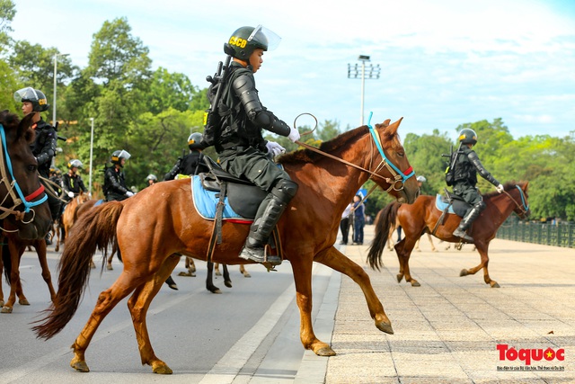 Đoàn Kỵ binh Cảnh sát cơ động chính thức ra mắt, diễu hành trước Lăng Bác và Nhà Quốc hội - Ảnh 17.