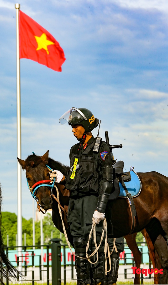 Đoàn Kỵ binh CSCĐ chính thức ra mắt, diễu hành trước Lăng Bác và Nhà Quốc hội - Ảnh 16.