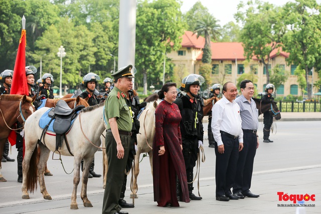 Đoàn Kỵ binh CSCĐ chính thức ra mắt, diễu hành trước Lăng Bác và Nhà Quốc hội - Ảnh 7.