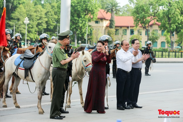 Đoàn Kỵ binh CSCĐ chính thức ra mắt, diễu hành trước Lăng Bác và Nhà Quốc hội - Ảnh 6.