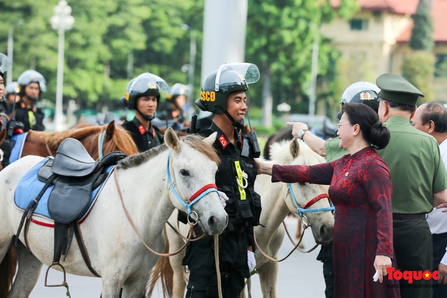 Đoàn Kỵ binh CSCĐ chính thức ra mắt, diễu hành trước Lăng Bác và Nhà Quốc hội - Ảnh 8.
