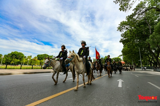 Đoàn Kỵ binh Cảnh sát cơ động chính thức ra mắt, diễu hành trước Lăng Bác và Nhà Quốc hội - Ảnh 1.