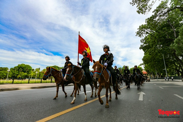 Đoàn Kỵ binh CSCĐ chính thức ra mắt, diễu hành trước Lăng Bác và Nhà Quốc hội - Ảnh 13.