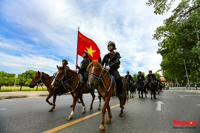 Đoàn Kỵ binh CSCĐ chính thức ra mắt, diễu hành trước Lăng Bác và Nhà Quốc hội - Ảnh 3.