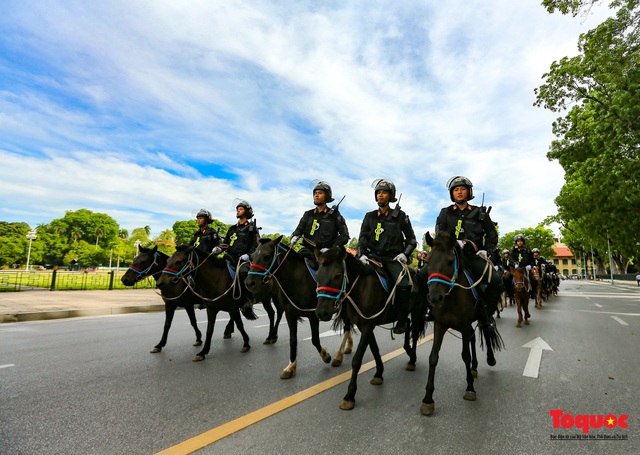 Đoàn Kỵ binh CSCĐ chính thức ra mắt, diễu hành trước Lăng Bác và Nhà Quốc hội - Ảnh 12.