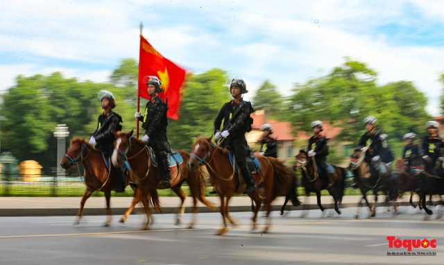 Đoàn Kỵ binh CSCĐ chính thức ra mắt, diễu hành trước Lăng Bác và Nhà Quốc hội - Ảnh 10.