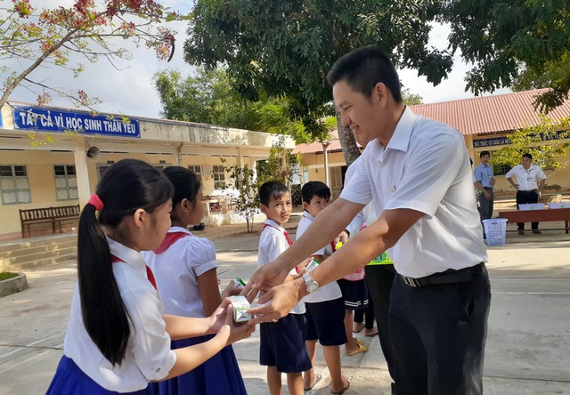 Gần 55.000 trẻ em tỉnh Trà Vinh chính thức được thụ hưởng chương trình sữa học đường - Ảnh 1. Gần 55.000 trẻ em tỉnh Trà Vinh chính thức được thụ hưởng chương trình sữa học đường - Ảnh 1.