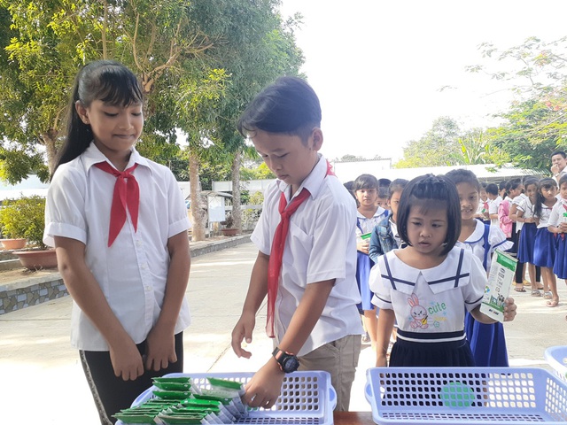  Gần 55.000 trẻ em tỉnh Trà Vinh chính thức được thụ hưởng chương trình sữa học đường  - Ảnh 3.
